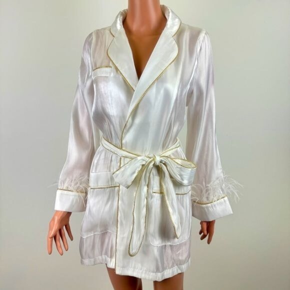 La’ Ros Other - La’ Ros Gold Thread Feather Accent Sleeves Sleep Bath Robe Dressing Gown Small